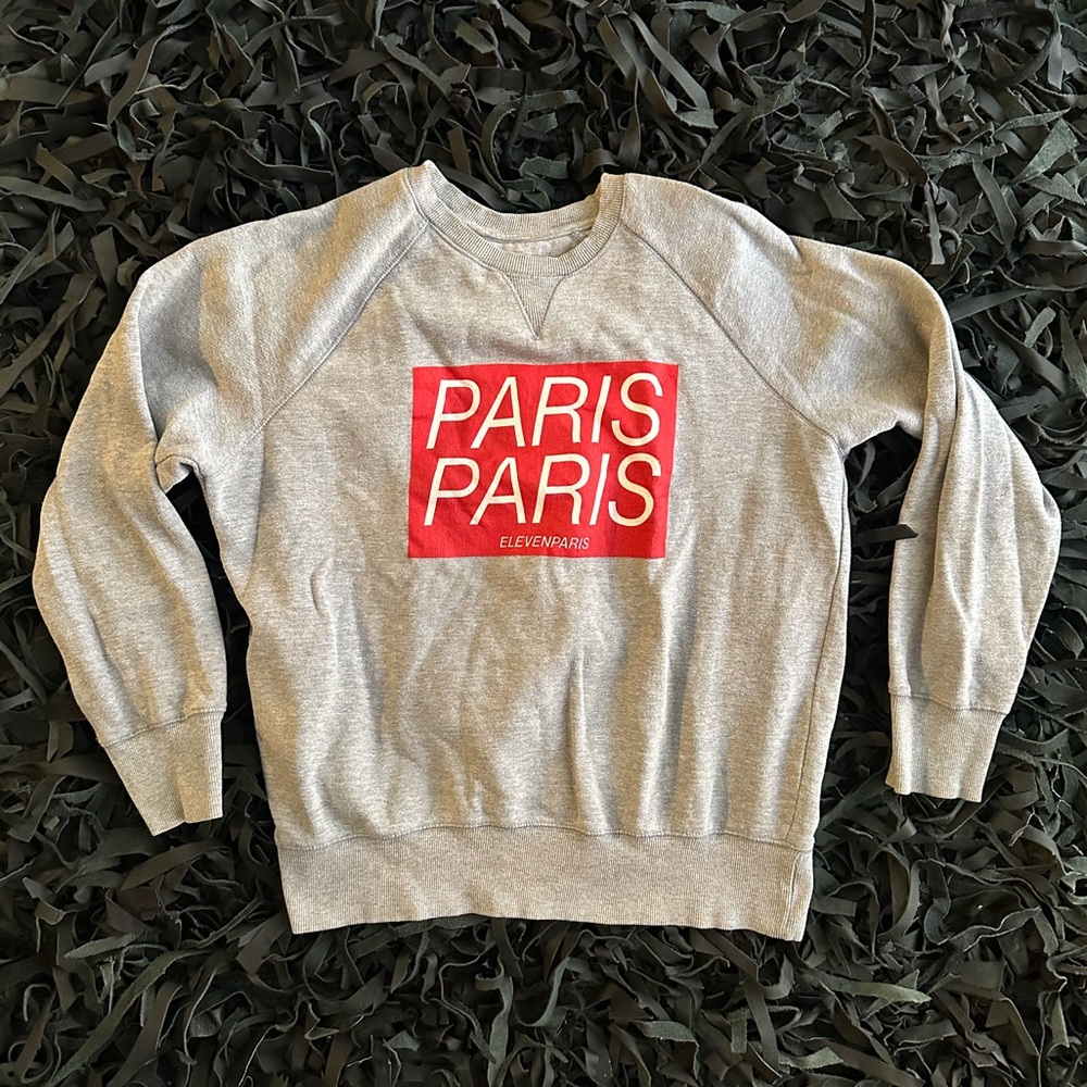 Your new go-to graphic crewneck✨